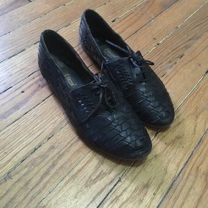 Woven leather shoes
